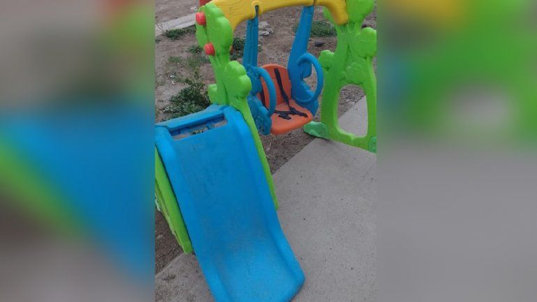 Entró al patio de una casa e intentó robar un tobogán de juguete 
