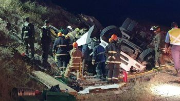 esta grave tras el vuelco de un camion lleno de verduras esta grave tras el vuelco de un camion lleno de verduras