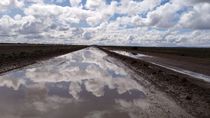 Ruta 40: la lluvia y la nieve inundaron el desvío de ripio entre Tamarindos y Facundo.