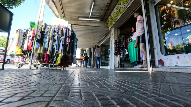 Los argentinos deciden entre pagar deudas o invertir el medio aguinaldo / Foto Archivo