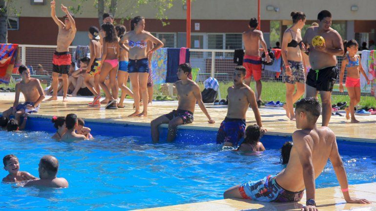 La pileta municipal lució muchos días colmada de familias.