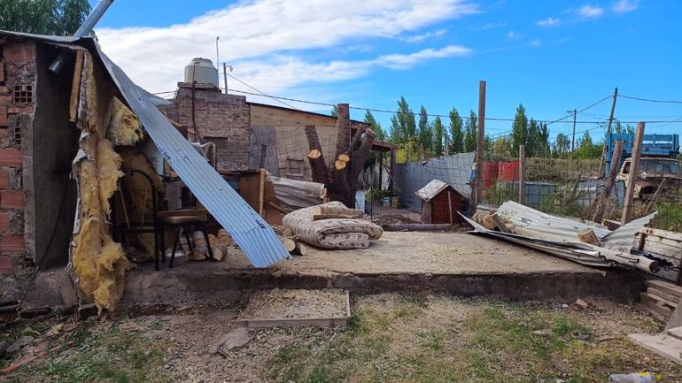 El viento tiró un árbol sobre su precaria casa y perdieron todo: necesitan ayuda urgente