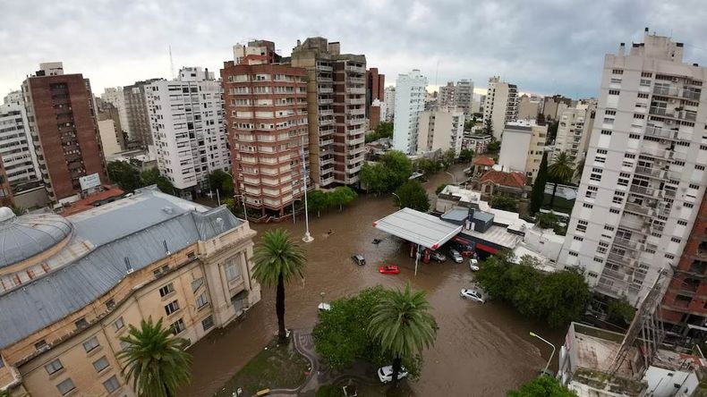 Bahía Blanca: el estremecedor video de como, minuto a minuto, sube el agua y tapa la ciudad