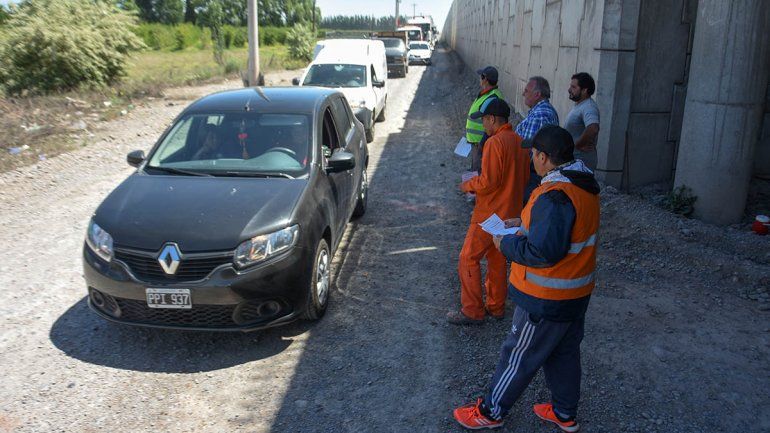 Obreros que trabajan en la ampliación de la Ruta 22 hacen un piquete por amenaza de despidos masivos