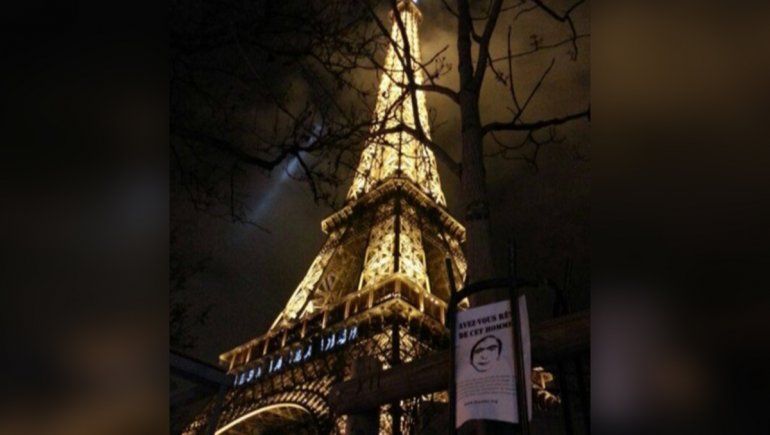 Un misterioso cartel pegado en pleno centro capturó la atención de los cipoleños