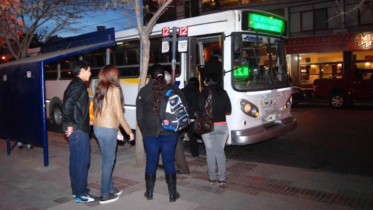 Los usuarios del servicio urbano todavía están a salvo del duro impacto que tendrá el incremento del 40 por ciento que impulsa el Ejecutivo municipal.