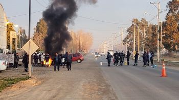 municipales de allen cortan el transito en la ruta 65