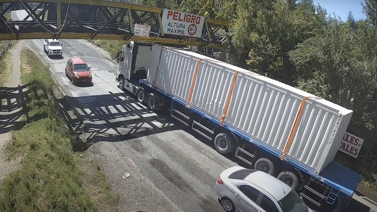 Video: un camión chocó el puente ferroviario y el Tren del Valle debió suspender el servicio