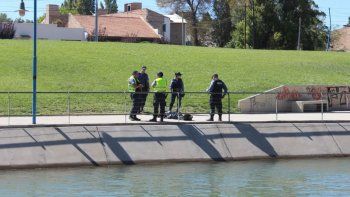 encontraron una mujer muerta en el canal principal en roca