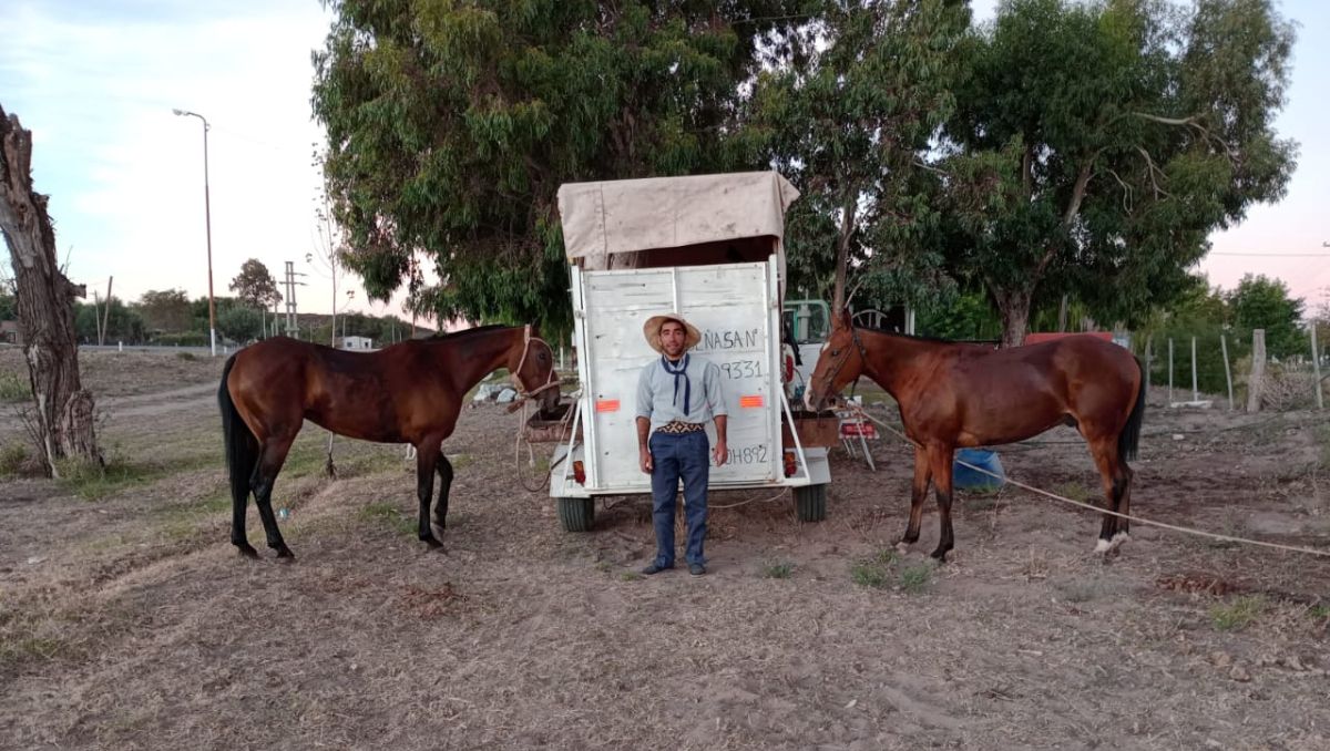 El vecino que cabalgó 400 km para llevar flores a la tumba de su madre