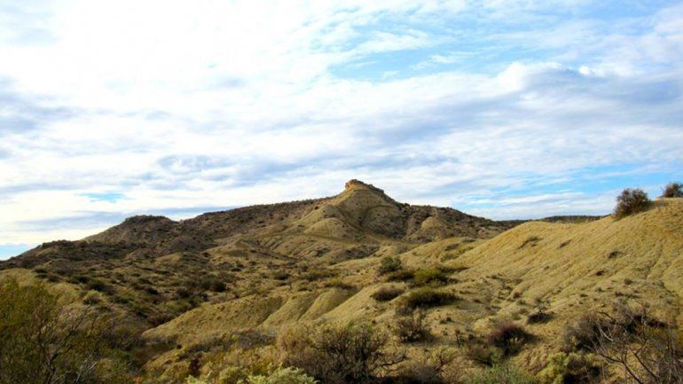 Fernández Oro se quiere quedar con el cerro Azul