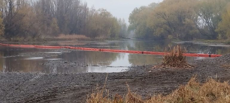 ¿Por qué hay una barrera oleofilica flotando en el río Negro?