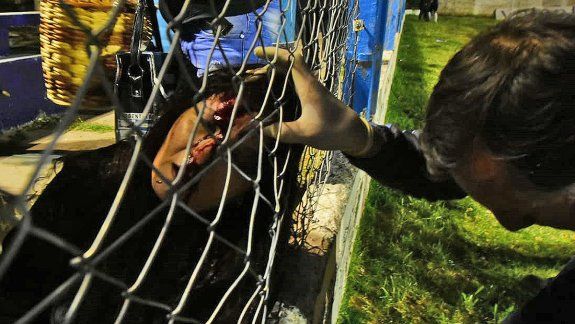 La mamá del jugador de La Amistad sufrió un piedrazo en la cabeza. Le ganó una demanda millonaria al Deportivo Roca, a la Liga Confluencia y a la aseguradora Sancor.&nbsp;