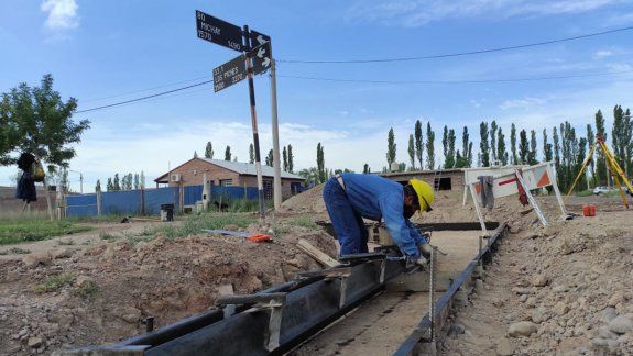 Avanza la obra de cordón cuneta en el Distrito Vecinal Noreste