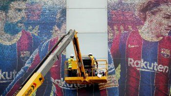 Operarios contratados por el Barsa, arrancando la imagen de Messi del Camp Nou. Operarios contratados por el Barsa, arrancando la imagen de Messi del Camp Nou.
