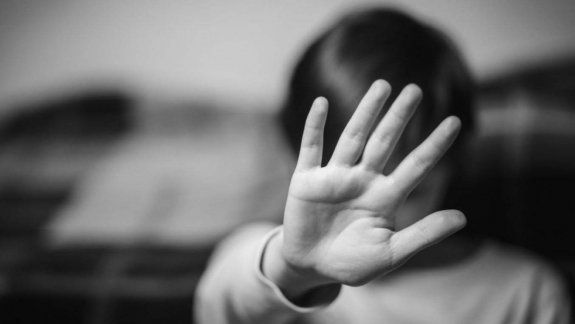 Denuncian que forzaron a parir a niña embarazada de gemelos tras violación