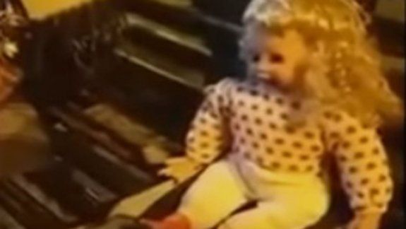 Una muñeca poseída habla y mueve la cabeza