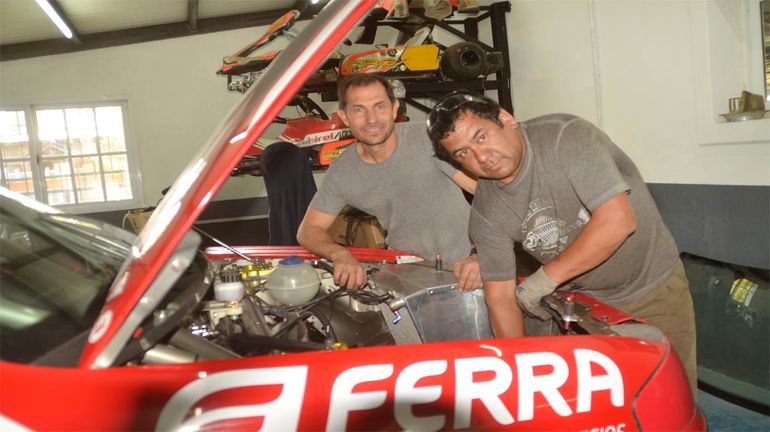 Javier Moreiro junto a El Flecha Fuentes. Amigos insperables en el armado de autos.