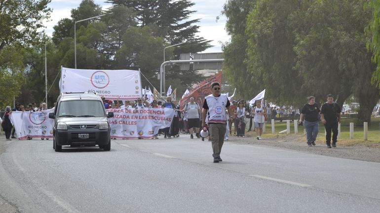 Unter ten&iacute;a definida una nueva movilizaci&oacute;n provincial con corte intermitente de la Ruta 151. Suspendi&oacute; la medida por la convocatoria a paritarias.