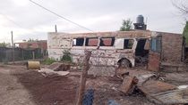 Un incendio, al parecer intencional, hizo arder una precaria casilla, o rancho, y un viejo ómnibus, bastante fantasmal. Los pobladores de las inmediaciones de donde ocurrió el siniestro quieren destinar ahora las tierras del lugar a una plaza.