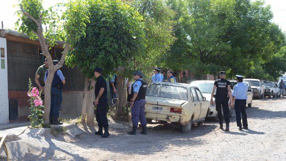 Se atrincheró en su casa y mantuvo de rehén a su pareja por 24 horas