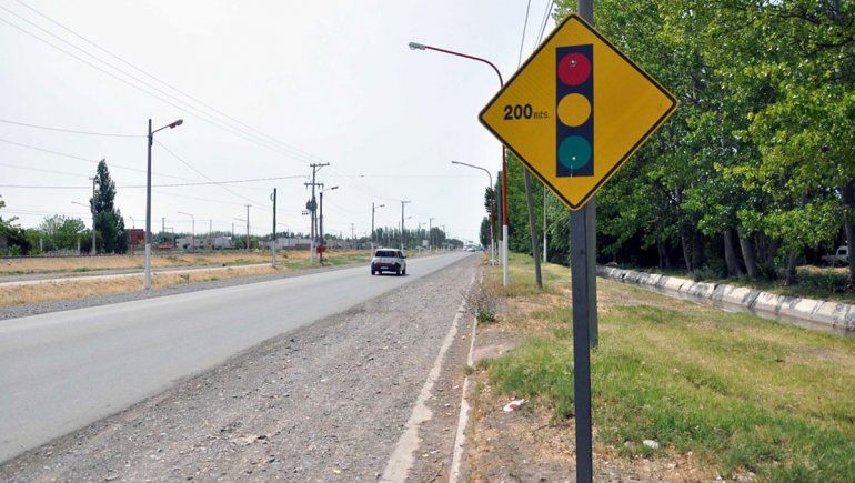 Tránsito analiza cambios en carteles viales y semáforos
