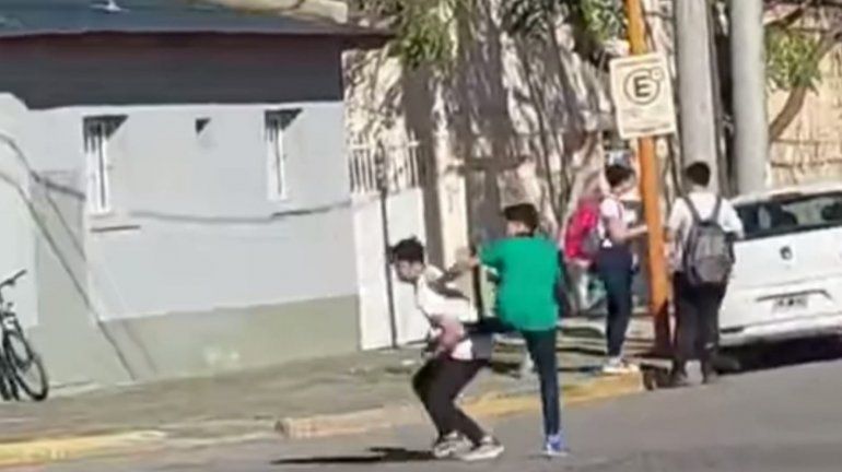 Cipolletti: violenta pelea en la esquina de un colegio privado