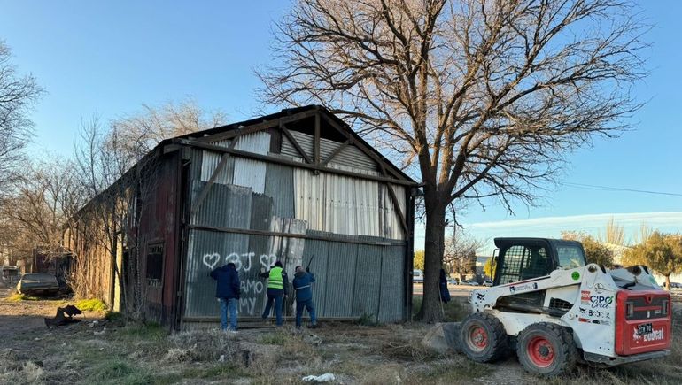 El municipio comenzó a desmantelar el galpón ubicado en el predio ferroviario. El lugar será destinado a una playa de estacionamiento y espacio verde. 