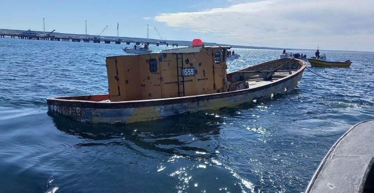 Experto rionegrino dirigió el hundimiento de un antiguo barco en Puerto Madryn