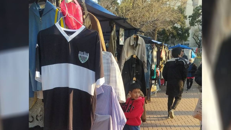 Cuánto cuesta la casaca de Cipo en la principal feria callejera de Buenos Aires