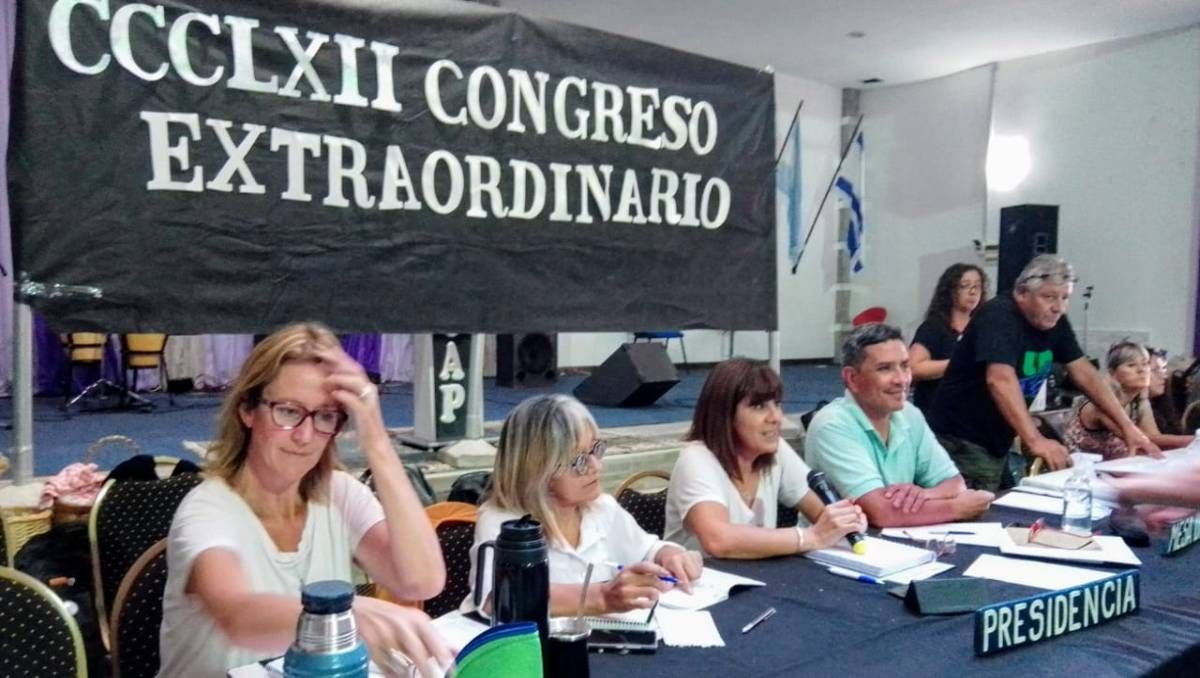 Unter a Carreras: No le importa resolver el conflicto docente