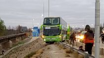 las fotos mas impactantes del micro que casi cae del puente: panico y demoras