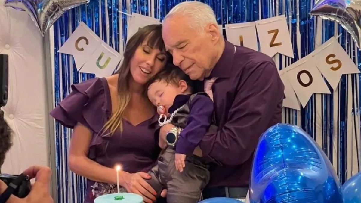 Alberto Cormillot y Estefanía Pasquini junto a su hijo Emilio.&nbsp;