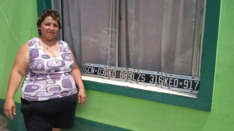 Luego de la tormenta una vecina encontró varias patentes en la calle