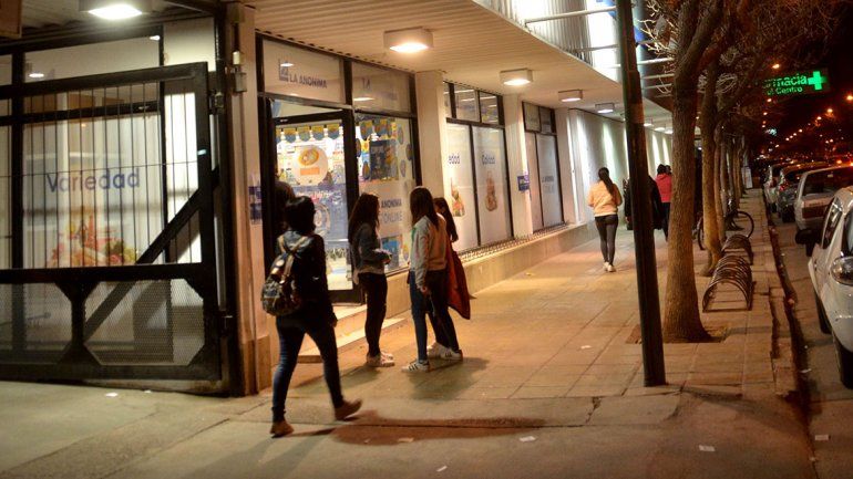El robo de bebidas es reiterativo en algunos supermercados.