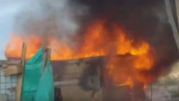 Incendiaron casa del hombre que hallaron desnudo con una nena