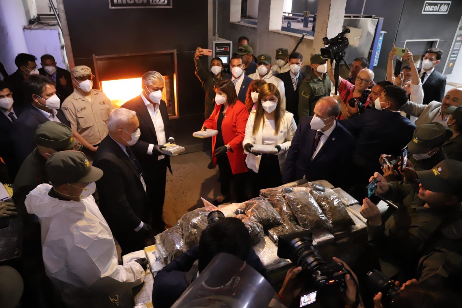 La ministra Bullrich, el gobernador Figueroa y otras autoridades participaron de la quema / Foto