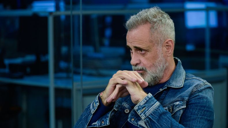 A la salida de la radio, atacaron al periodista Jorge Rial.