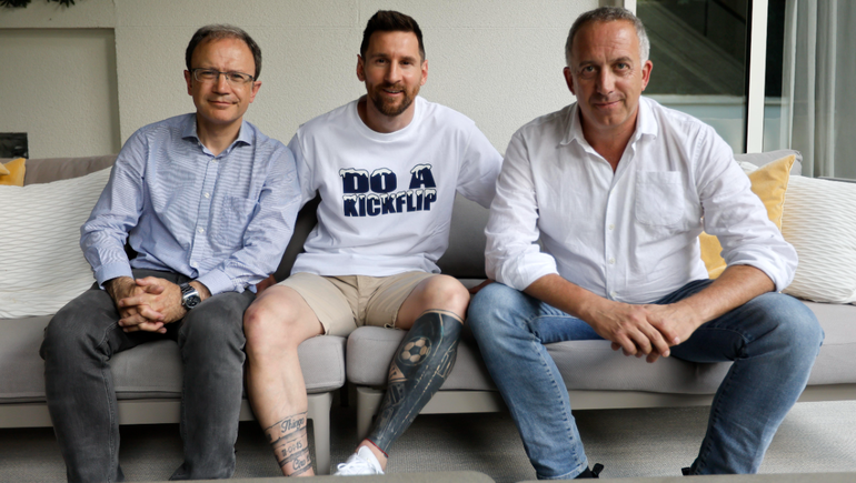 Messi con los periodistas Fernando Polo y Albert Masnou. Foto: Mundo Deportivo 