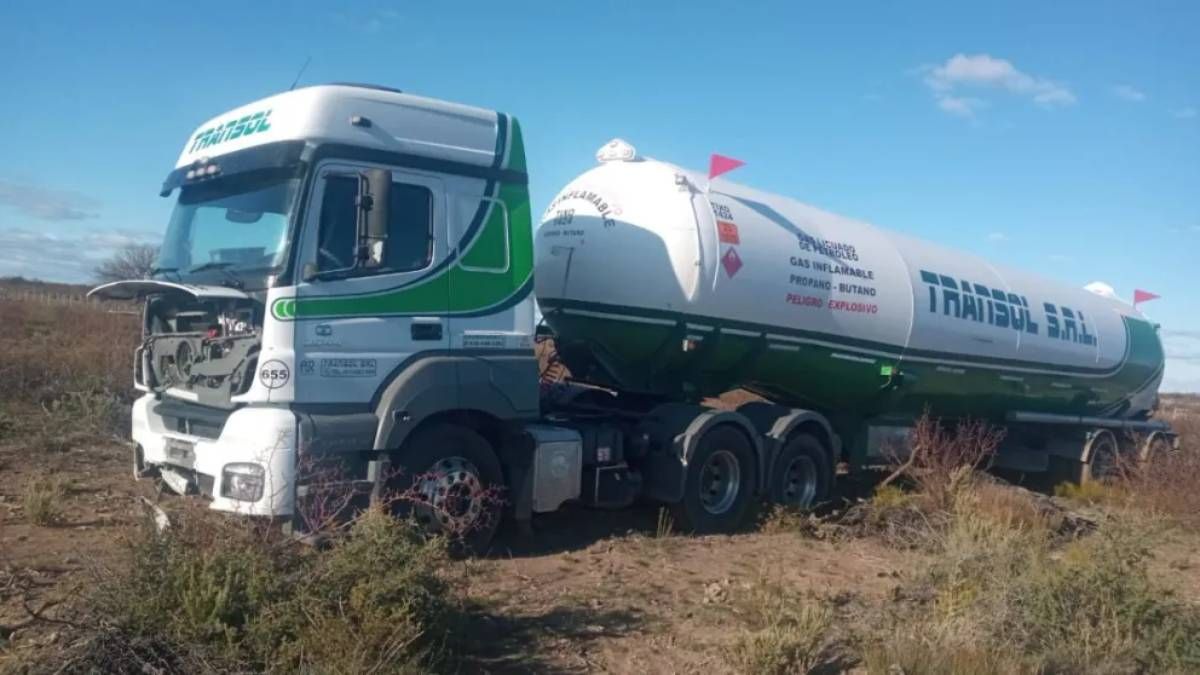El camión que protagonizó otro susto en la ruta 22. Foto 7 En Punto.