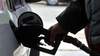 por la crisis, llenar el tanque de nafta es toda una rareza