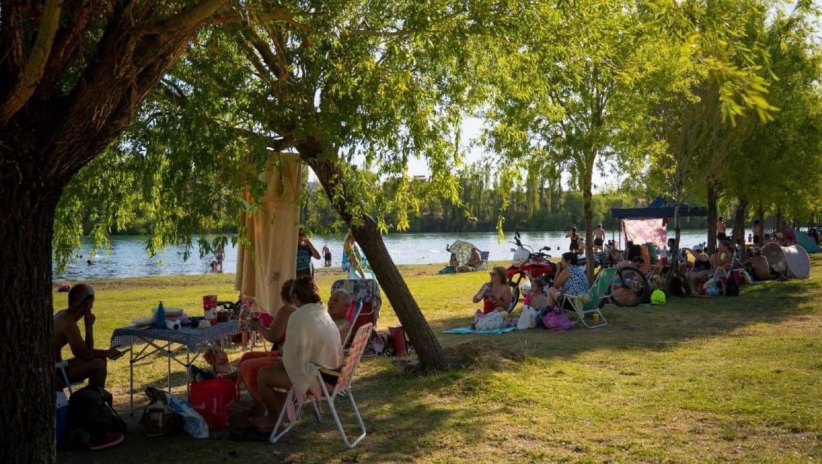 Neuquén capital adelantó la temporada de verano en tres balnearios y con 57 guardavidas
