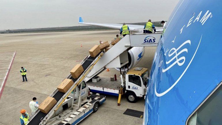 Aterrizó el primer vuelo con 14 toneladas de insumos médicos desde China