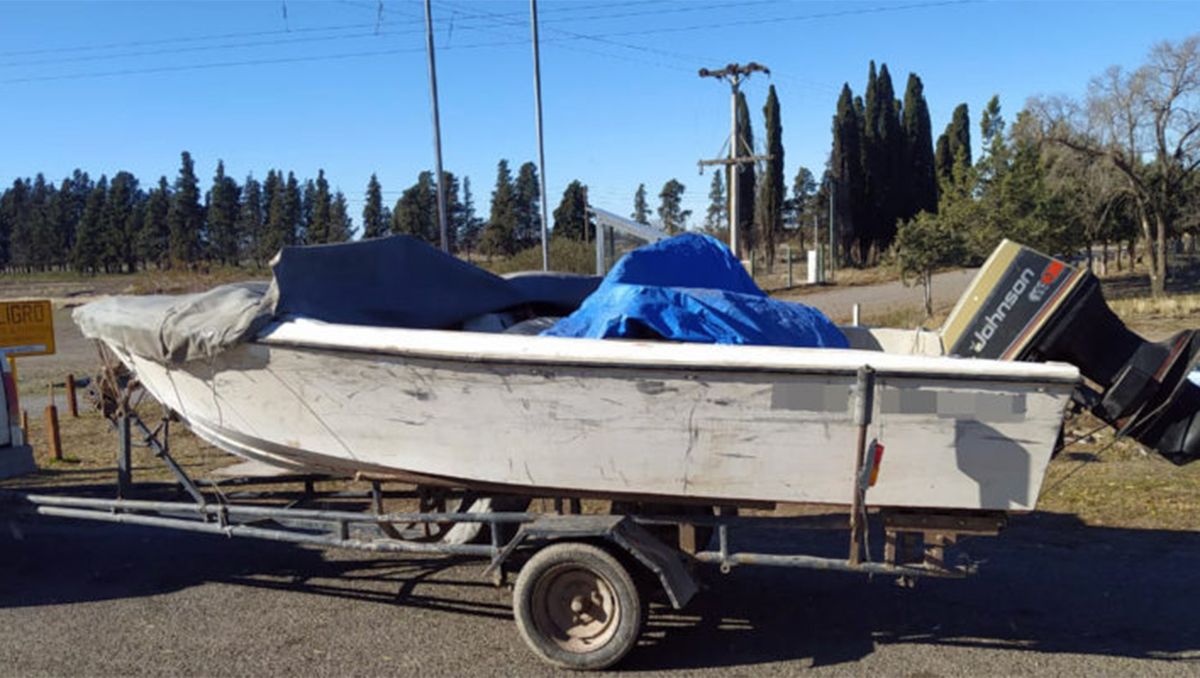 Insólito: transportaba tres jabalíes faenados dentro de una lancha