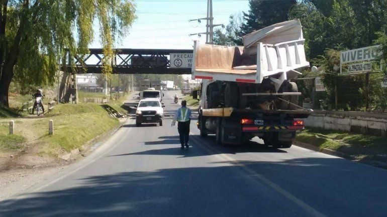 Un camión chocó contra el puente férreo sobre Ruta 151 y demoró el tránsito