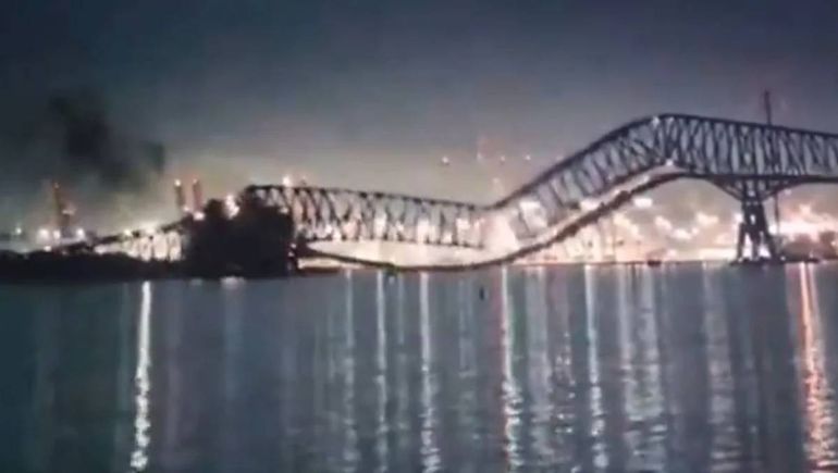 Un barco chocó y derrumbó un puente en Estados Unidos: cientos de autos cayeron al agua y hay 20 desparecidos