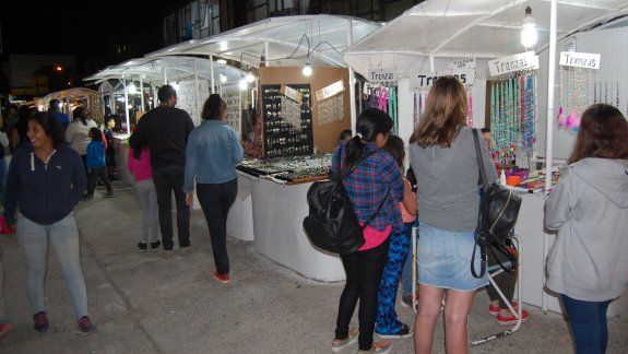 Después de la playa, el Paseo de los Artesanos de Las Grutas se llena de turistas que recorren sus puestos.
