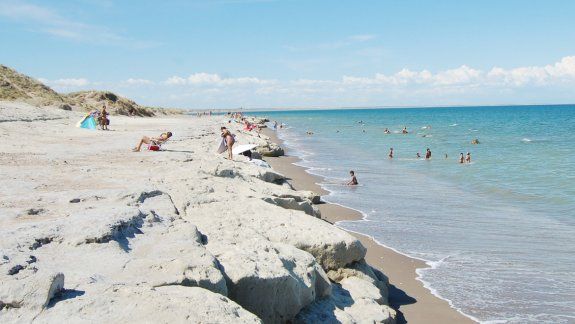 Las rocas son más bajas que en la zona urbana y permiten saltar al mar.