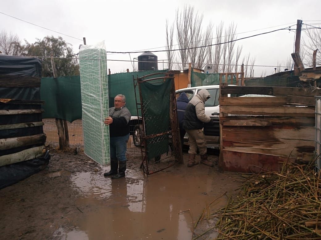Ayudan a paliar los efectos de la lluvia en los barrios populares