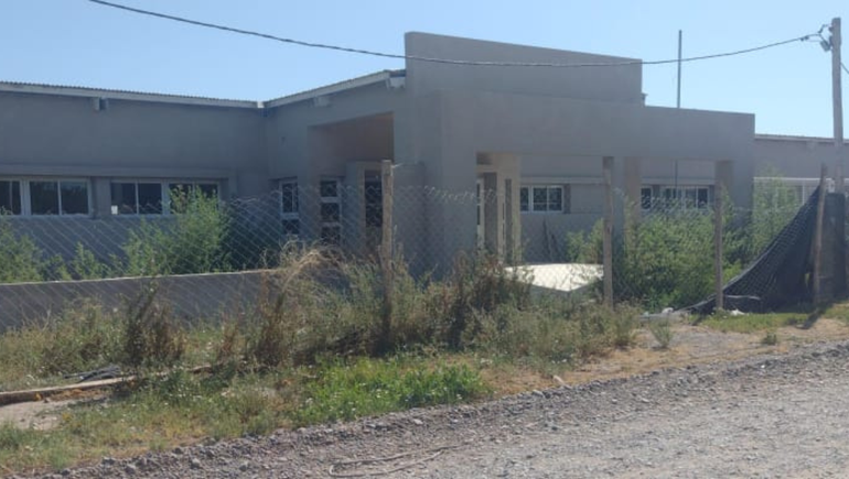 Los alumnos figuran inscriptos en la Escuela Secundaria 161, pero ésta se encuentra con la obra sin finalizar.